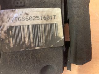 bontott PEUGEOT 208 Jobb első Féknyereg Munkahengerrel