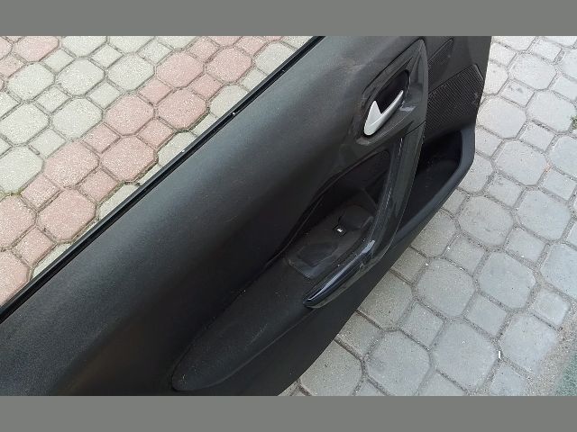 bontott PEUGEOT 208 Bal első Ajtó (Részeivel)