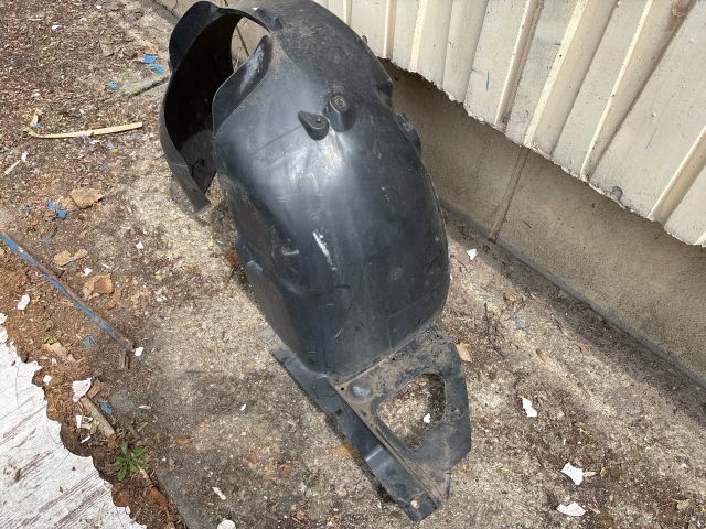 bontott PEUGEOT 208 Bal első Dobbetét (Kerékjárati, Műanyag)