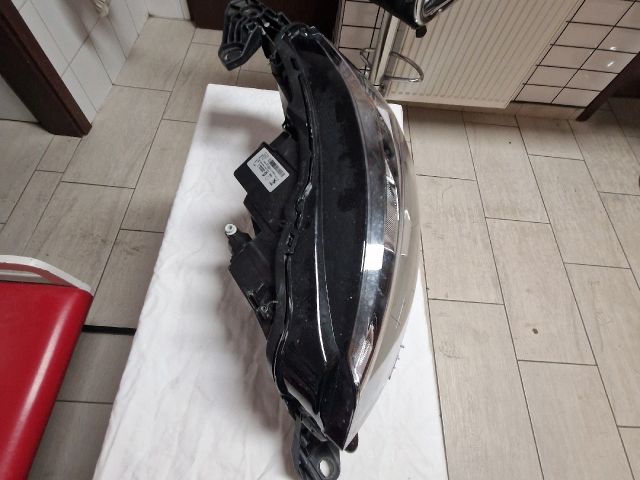 bontott PEUGEOT 208 Bal Fényszóró