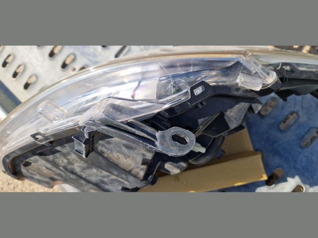 bontott PEUGEOT 208 Bal Fényszóró