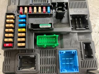 bontott PEUGEOT 208 Biztosítéktábla Doboz