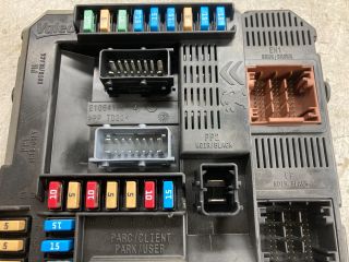 bontott PEUGEOT 208 Biztosítéktábla Doboz