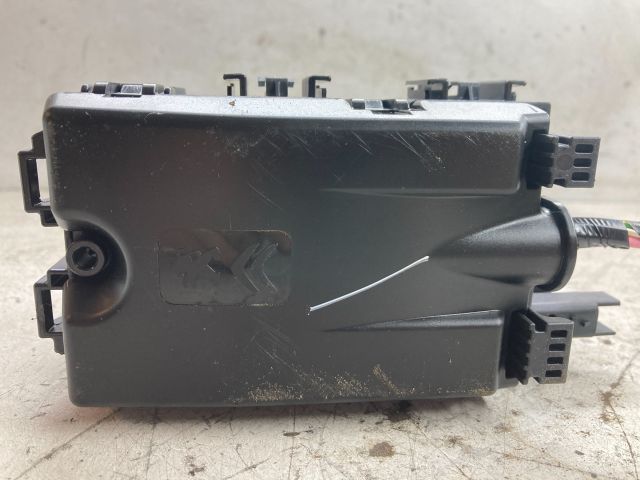 bontott PEUGEOT 208 Biztosítéktábla Doboz