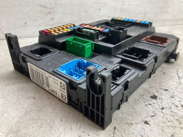 bontott PEUGEOT 208 Biztosítéktábla Doboz