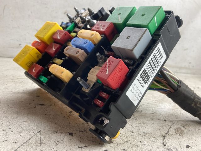 bontott PEUGEOT 208 Biztosítéktábla Doboz