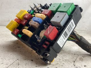 bontott PEUGEOT 208 Biztosítéktábla Doboz