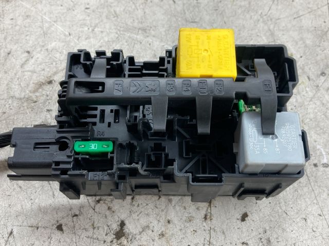 bontott PEUGEOT 208 Biztosítéktábla Doboz