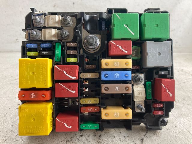 bontott PEUGEOT 208 Biztosítéktábla Doboz