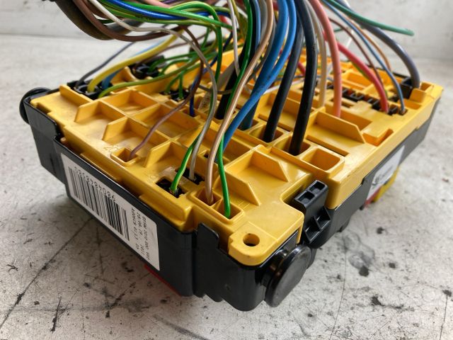 bontott PEUGEOT 208 Biztosítéktábla Doboz