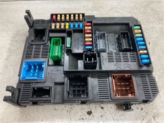 bontott PEUGEOT 208 Biztosítéktábla Doboz