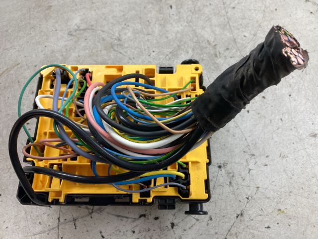 bontott PEUGEOT 208 Biztosítéktábla Doboz