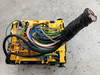 bontott PEUGEOT 208 Biztosítéktábla Doboz