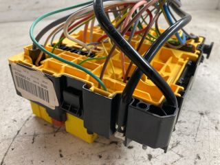 bontott PEUGEOT 208 Biztosítéktábla Doboz