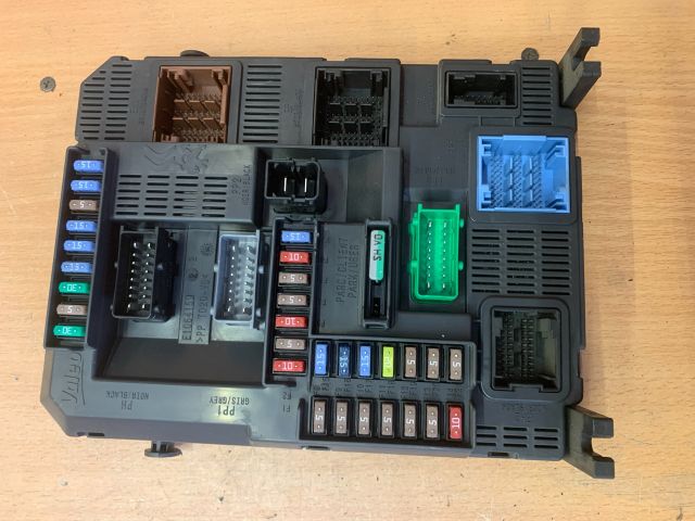 bontott PEUGEOT 208 Biztosítéktábla Utastér