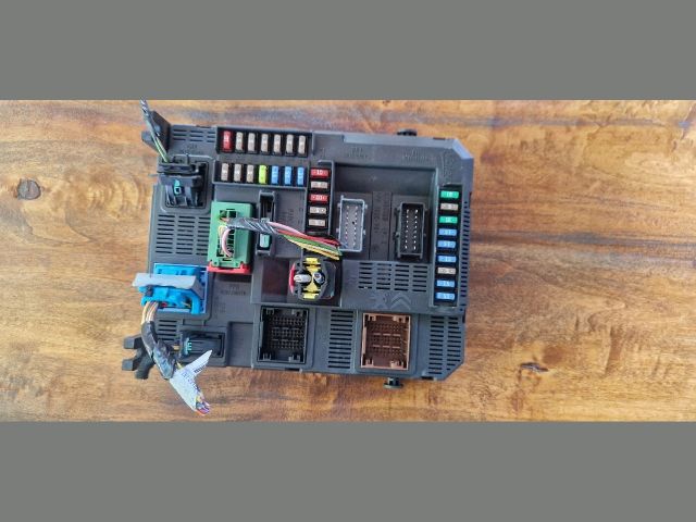 bontott PEUGEOT 208 Biztosítéktábla Utastér