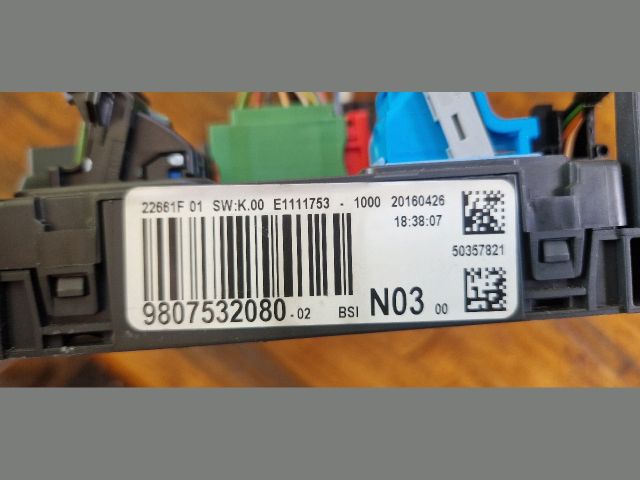 bontott PEUGEOT 208 Biztosítéktábla Utastér