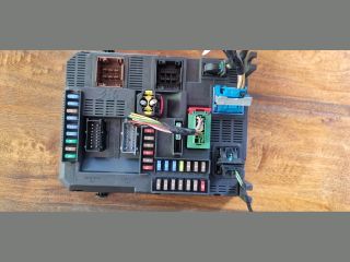 bontott PEUGEOT 208 Biztosítéktábla Utastér