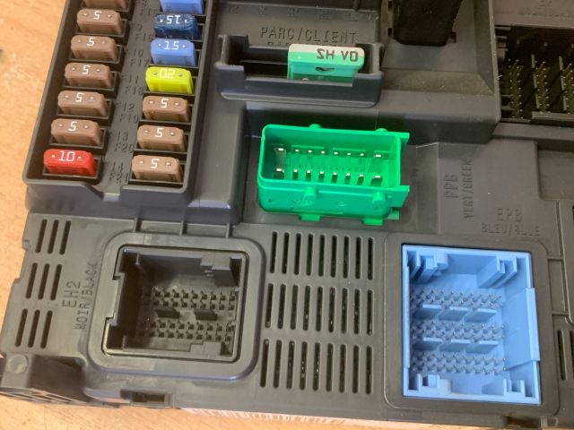 bontott PEUGEOT 208 Biztosítéktábla Utastér