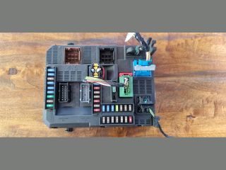 bontott PEUGEOT 208 Biztosítéktábla Utastér