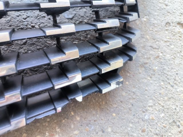 bontott PEUGEOT 208 Hűtőrács