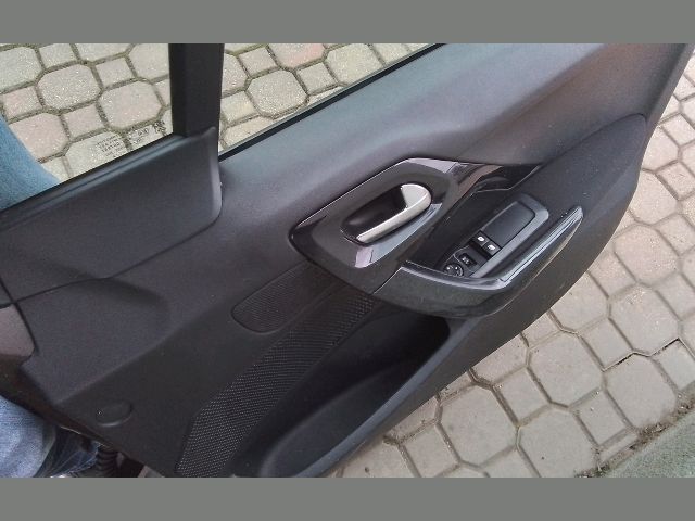 bontott PEUGEOT 208 Jobb első Ajtó (Részeivel)