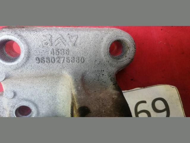 bontott PEUGEOT 208 Jobb első Féltengely Tartó