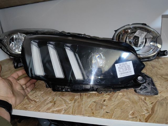 bontott PEUGEOT 208 Jobb Fényszóró