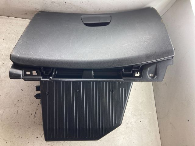 bontott PEUGEOT 208 Kesztyűtartó