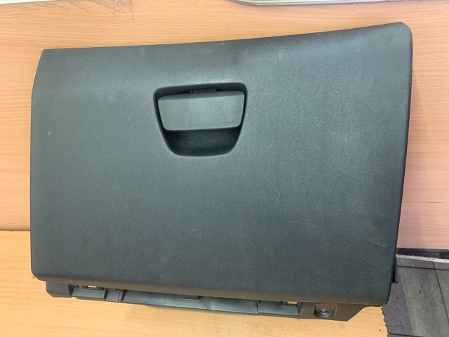 bontott PEUGEOT 208 Kesztyűtartó