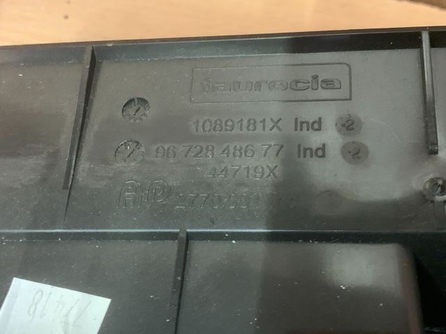 bontott PEUGEOT 208 Középső Szellőző