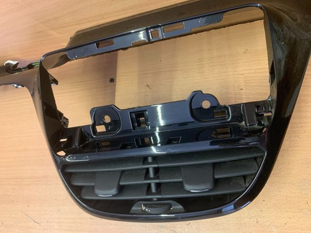 bontott PEUGEOT 208 Középső Szellőző