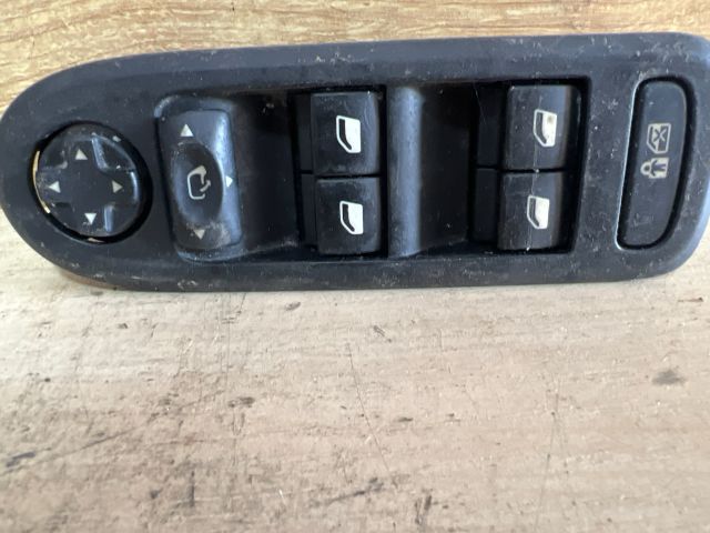 bontott PEUGEOT 3008 Ablakemelő Kapcsoló Négyes / Kettes