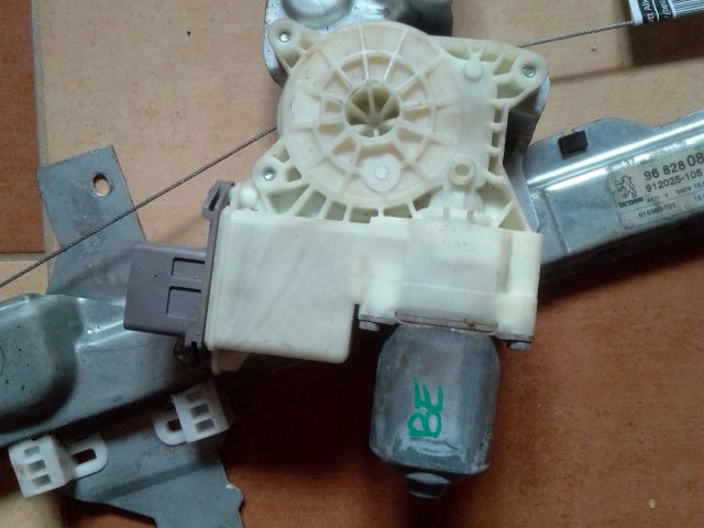 bontott PEUGEOT 3008 Bal első Ablakemelő Motor