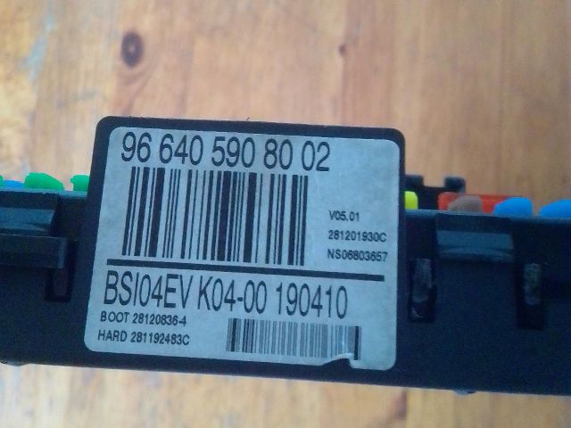 bontott PEUGEOT 3008 Biztosítéktábla Utastér