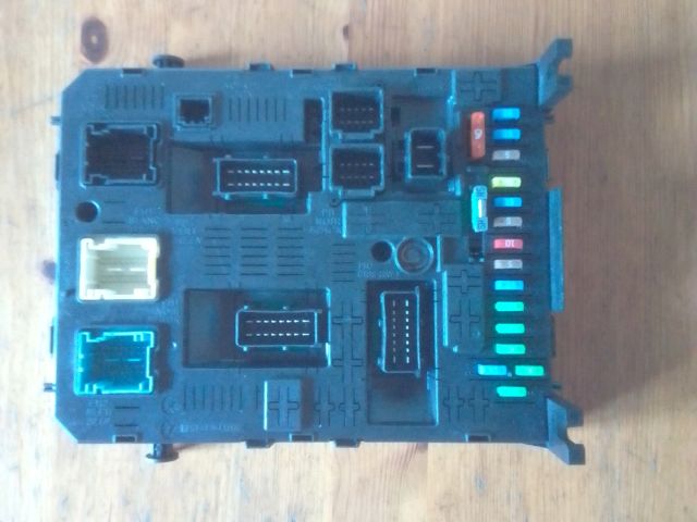 bontott PEUGEOT 3008 Biztosítéktábla Utastér