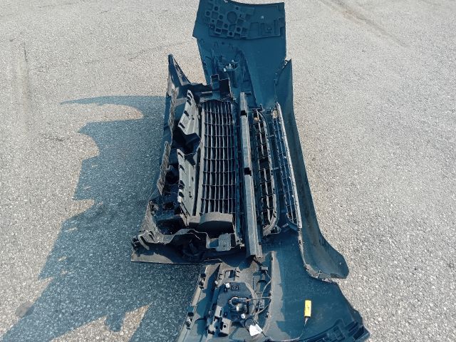 bontott PEUGEOT 3008 Első Lökhárító (Részeivel)