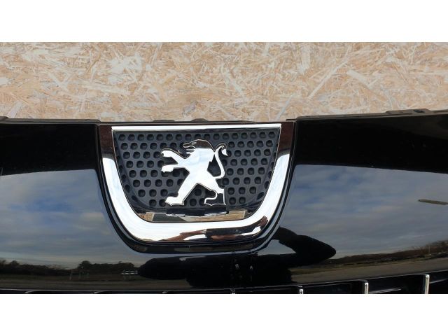 bontott PEUGEOT 3008 Első Lökhárító (Részeivel)