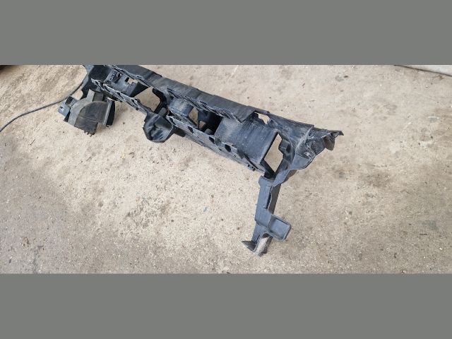 bontott PEUGEOT 3008 Első Lökhárító Tartó Felső