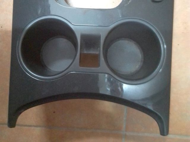 bontott PEUGEOT 3008 Pohártartó