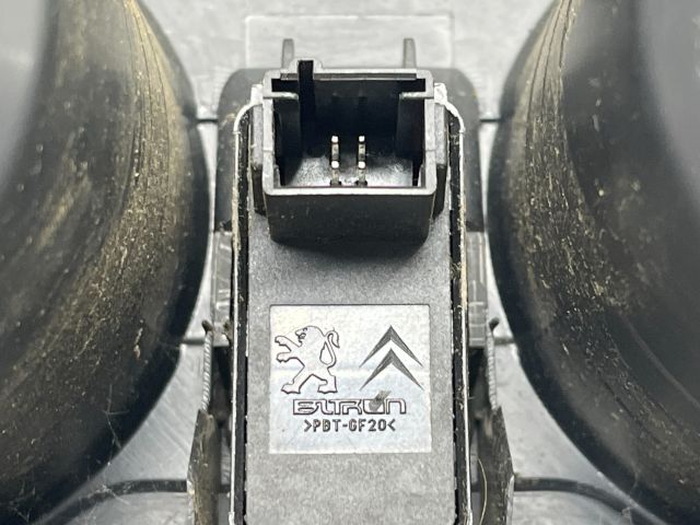 bontott PEUGEOT 3008 Pohártartó