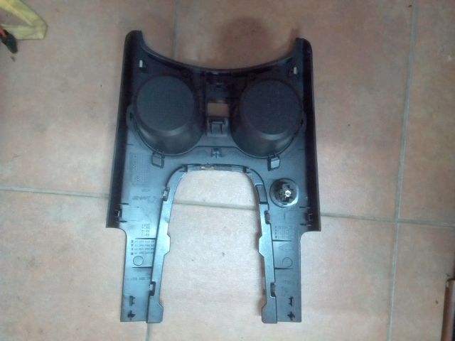 bontott PEUGEOT 3008 Pohártartó