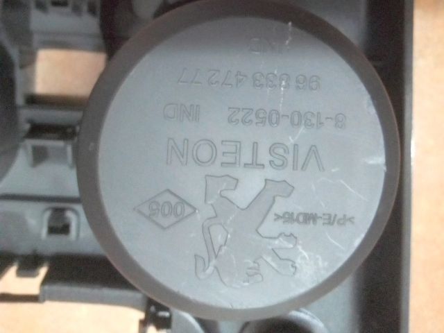 bontott PEUGEOT 3008 Pohártartó