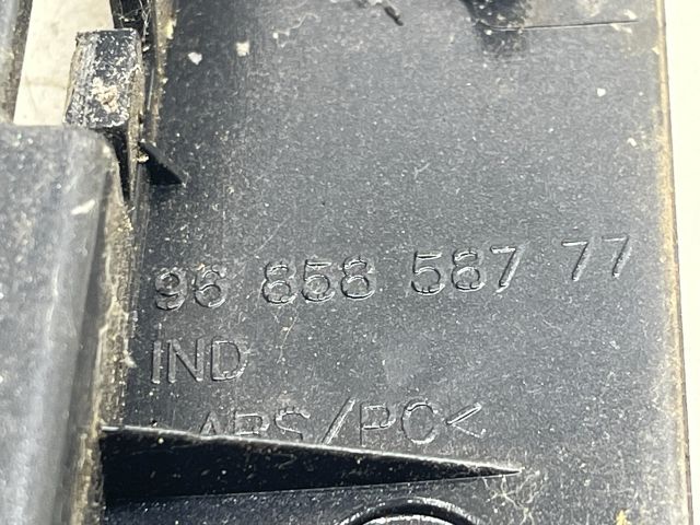 bontott PEUGEOT 3008 Pohártartó