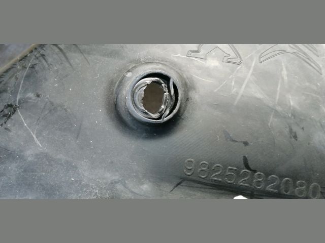 bontott PEUGEOT 3008 SUV Bal első Dobbetét (Kerékjárati, Műanyag)