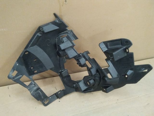 bontott PEUGEOT 3008 SUV Bal első Lökhárító Tartó (Műanyag)