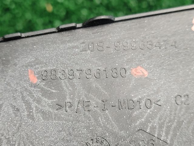 bontott PEUGEOT 3008 SUV Első Vonószem Burkolat