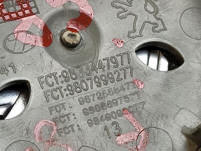 bontott PEUGEOT 3008 SUV Felniközép (1 db)