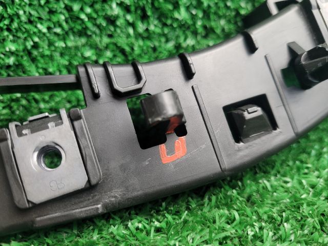 bontott PEUGEOT 3008 SUV Jobb első Lökhárító Tartó (Műanyag)