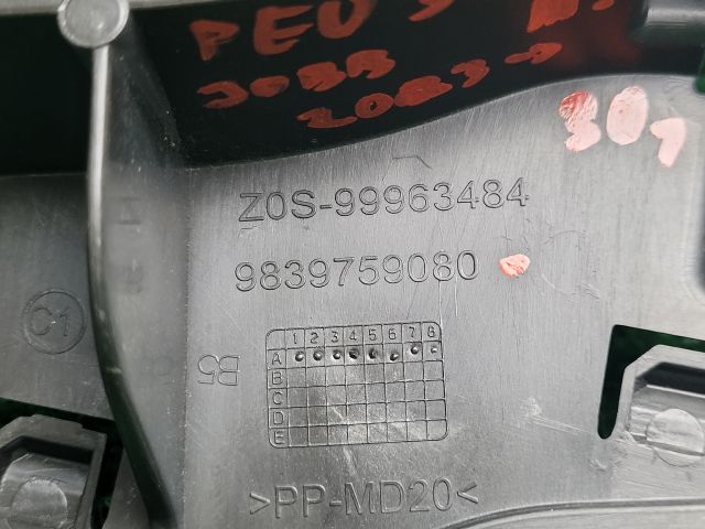 bontott PEUGEOT 3008 SUV Jobb első Lökhárító Tartó (Műanyag)